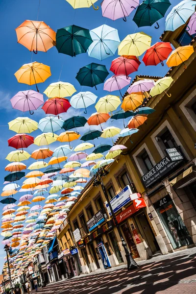 马德里，西班牙 2014 年 7 月 25 日，街头装饰着彩色的雨伞 — 图库照片