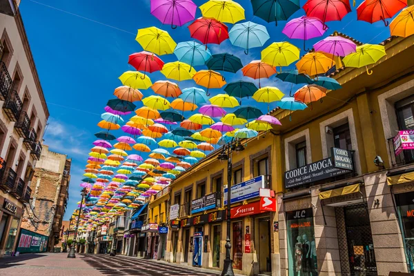 Madrid, Spanje-25 juli, 2014, versierd met gekleurde umbrell straat — Stockfoto