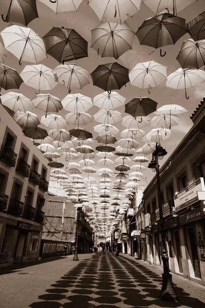 Madrid, Espanha 25 Julho, 2014, Rua decorada com guarda-chuva colorido — Fotografia de Stock