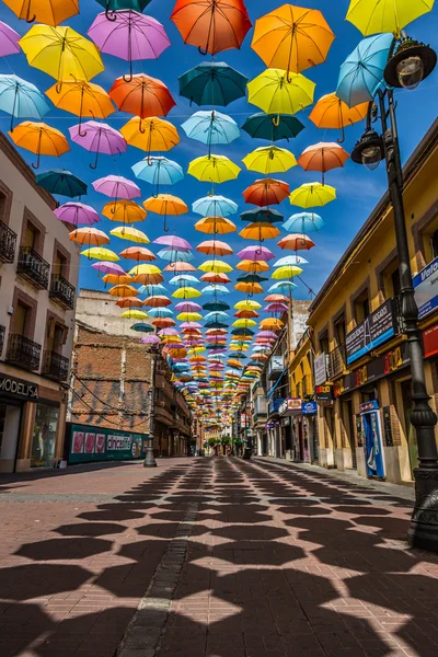 马德里，西班牙 2014 年 7 月 25 日，街头装饰着彩色的雨伞 — 图库照片