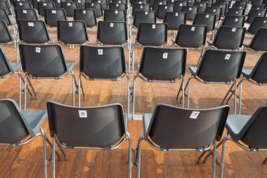 boş numaralı sandalyeler