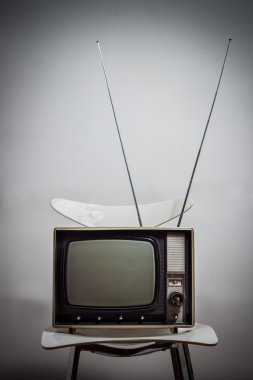 Vintage televizyonda beyaz sandalye