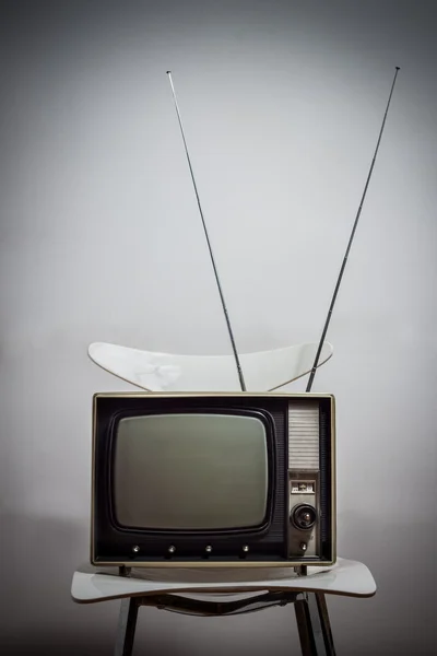 Televisão vintage em uma cadeira branca — Fotografia de Stock