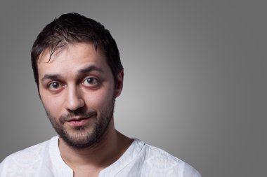 Sakallı genç erkekle küçük bir gülümseme