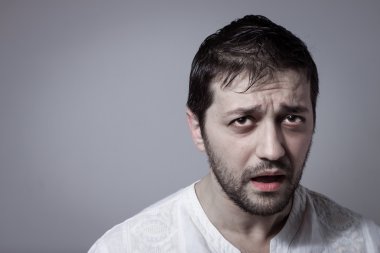 Genç sakallı adam hasta bakıyor
