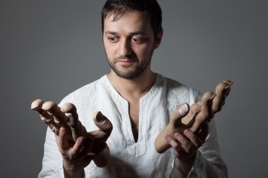 iki büyük sahte el ile genç sakallı adam