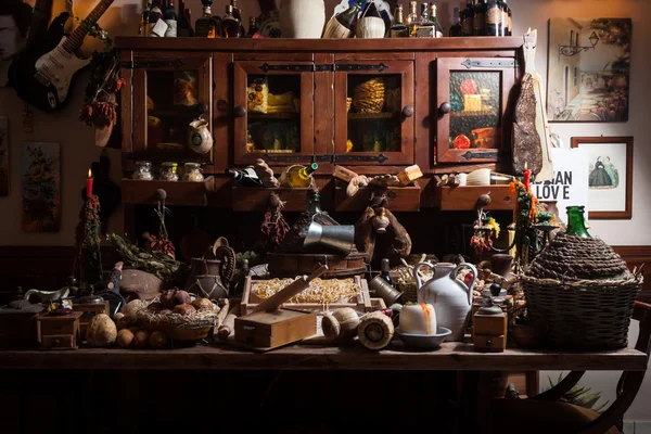 Колекція різноманітних італійських предметів та продуктів харчування — стокове фото