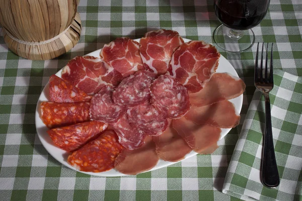 Тарелка итальянского холодного мяса — стоковое фото