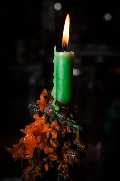 Зеленая восковая свеча — стоковое фото