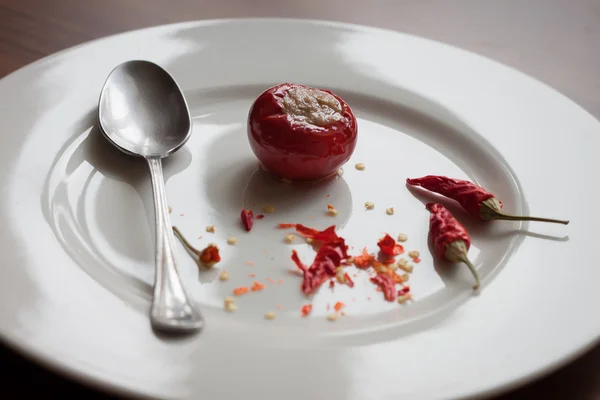 Bílá miska s červenou paprikou — Stock fotografie