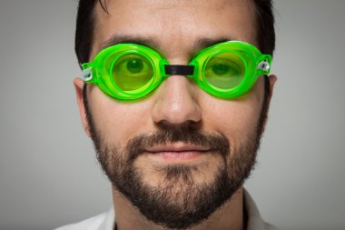 Yüzme gözlüğü ile genç sakallı bir adam portresi