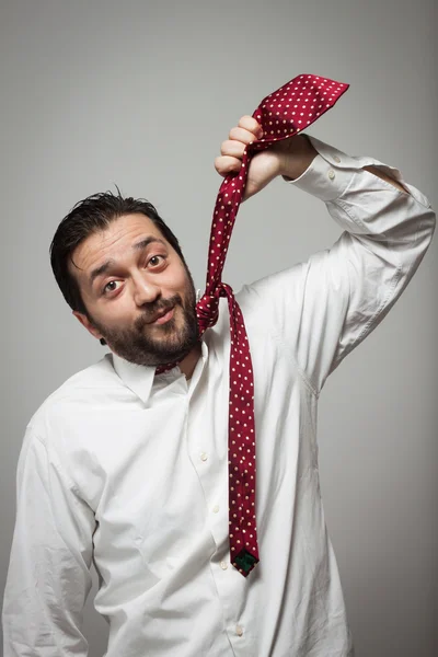 Jonge, bebaarde man doen alsof ze hangen zichzelf met een stropdas — Stockfoto