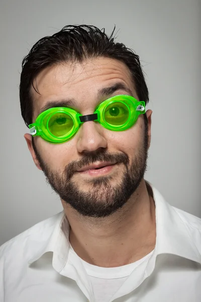 Portrait d'un jeune homme barbu avec des lunettes de bain — Photo