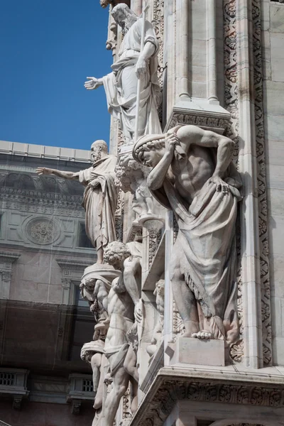 Статуи на фасаде церкви — стоковое фото