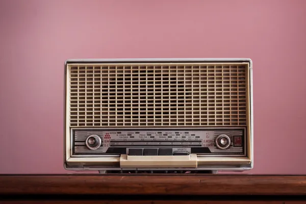 老式收音机在粉红色的背景 — 图库照片