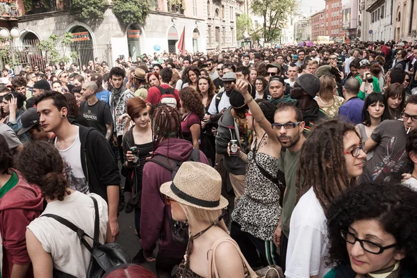 На майском параде 2013 года в Милане — стоковое фото
