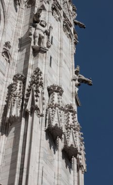 bir kilise'nın üzerindeki heykeller