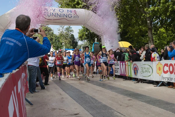 Women at the Avon running 2013 in Milan — Stock Photo, Image