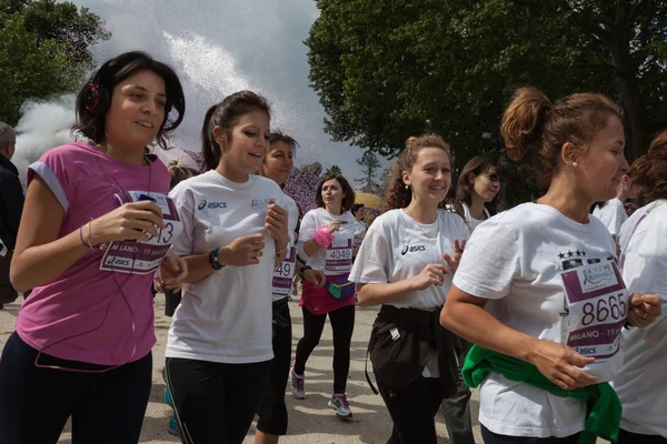 Women at the Avon running 2013 in Milan — Stock Photo, Image