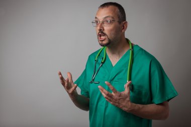 konuşan genç doktor portresi