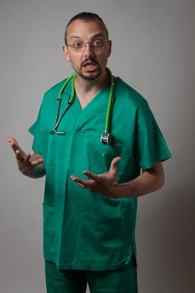 Retrato de un joven médico hablando — Foto de Stock