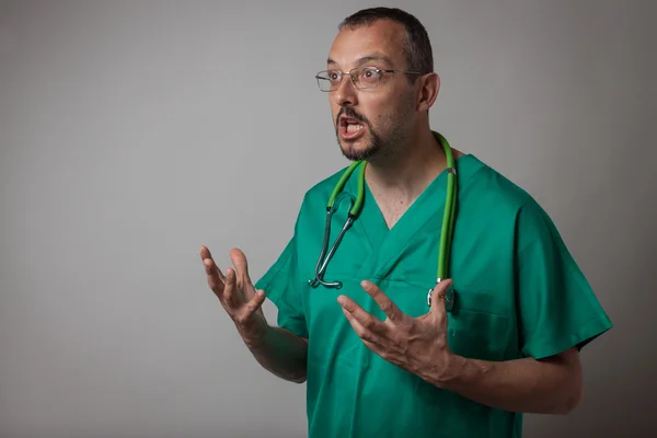 Retrato de un joven médico hablando — Foto de Stock