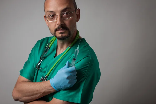 Retrato de un joven médico sosteniendo la jeringa — Foto de Stock