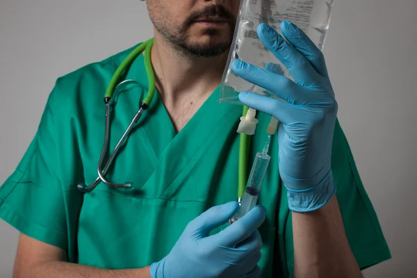 Retrato de un médico joven usando jeringa — Foto de Stock