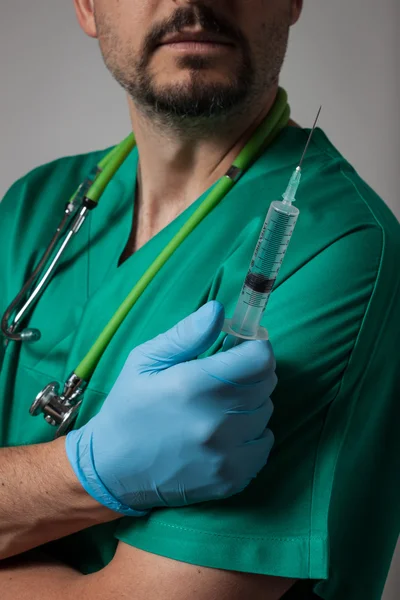 Portrait d'un jeune médecin tenant une seringue — Photo