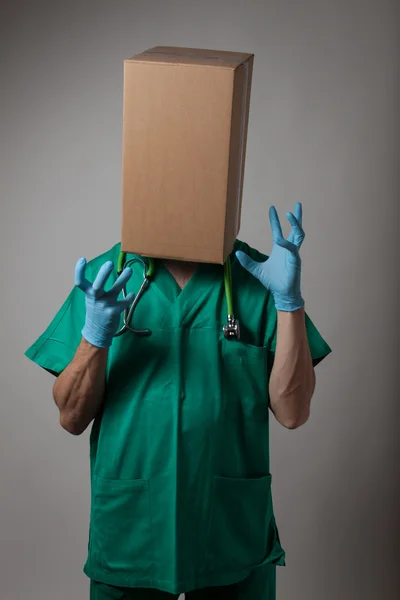 Doctor con cabezal de caja de cartón — Foto de Stock