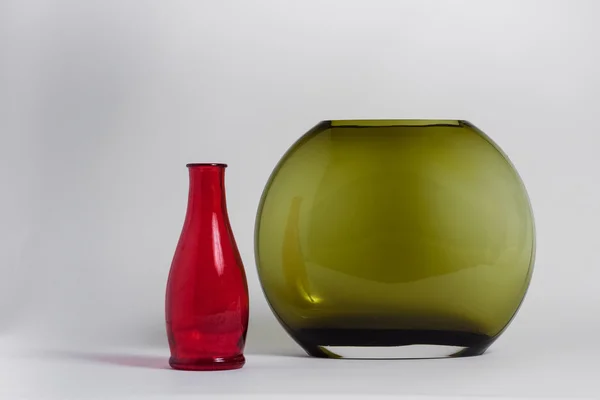 Natureza morta de garrafa vermelha e vaso verde — Fotografia de Stock