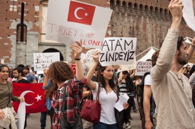 Milano Türk gösteri