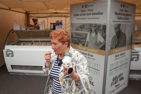 Degustación de helados públicos en Milán —  Fotos de Stock