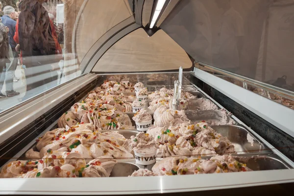 Public ice cream tasting in Milan — Stock Photo, Image