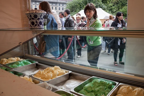 Public ice cream tasting in Milan — Stock Photo, Image