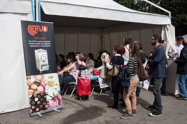 Public ice cream tasting in Milan — Stock Photo, Image