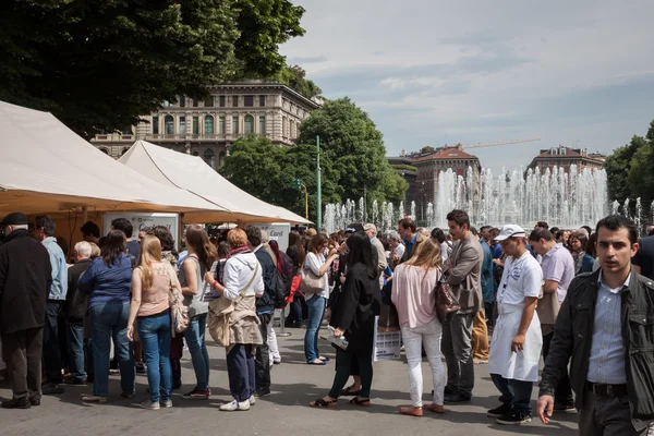 Publicznych lody degustacja w Mediolanie — Zdjęcie stockowe