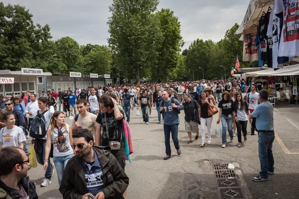 Thousands of fans at Springsteen world tour 2013 in Milan — Stock Photo, Image