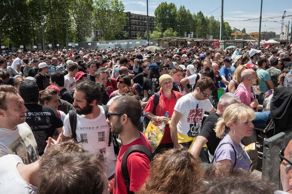 Duizenden fans op springsteen world tour 2013 in Milaan — Stockfoto