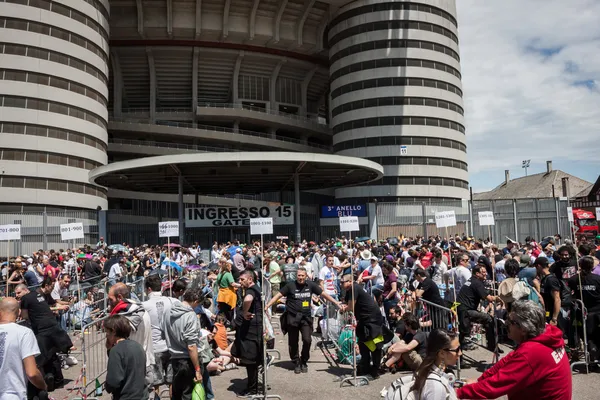 スプリングスティーンの世界でのファンの何千ものツアー 2013年ミラノで — ストック写真
