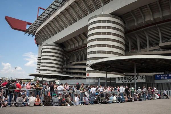 Migliaia di fan allo Springsteen World Tour 2013 a Milano — Foto Stock