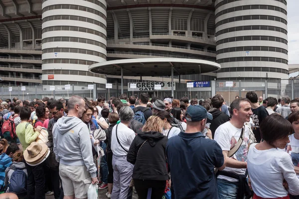 Thousands of fans at Springsteen world tour 2013 in Milan — Stock Photo, Image