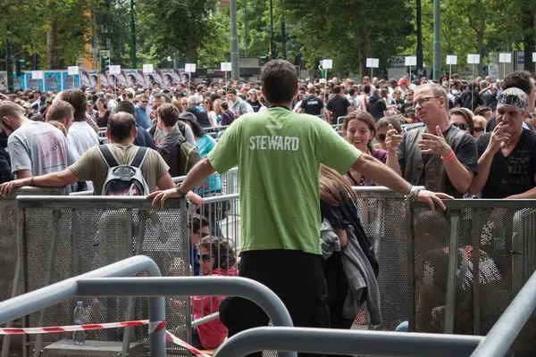 Duizenden fans op springsteen world tour 2013 in Milaan — Stockfoto