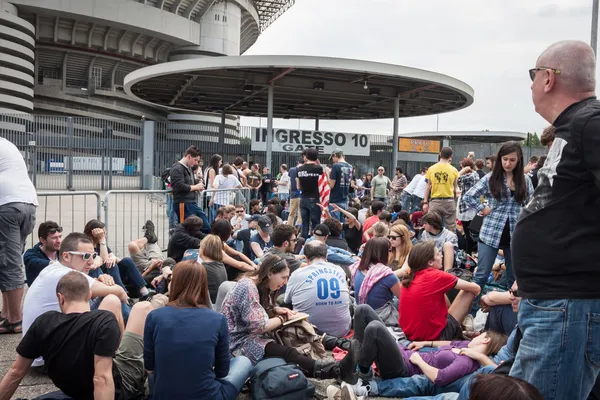 Thousands of fans at Springsteen world tour 2013 in Milan — Stock Photo, Image