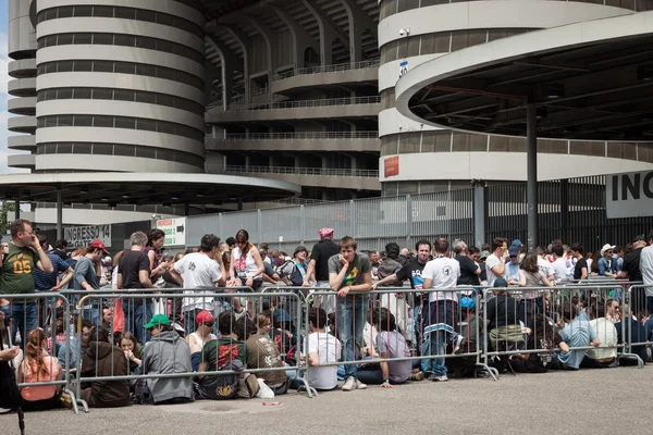 Tisíce fanoušků na světě springsteen turné 2013 v Miláně — Stock fotografie