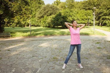 güzel bir kız ayakta portresi