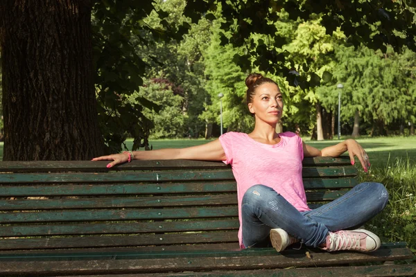 Portret piękna dziewczyna siedzi — Zdjęcie stockowe