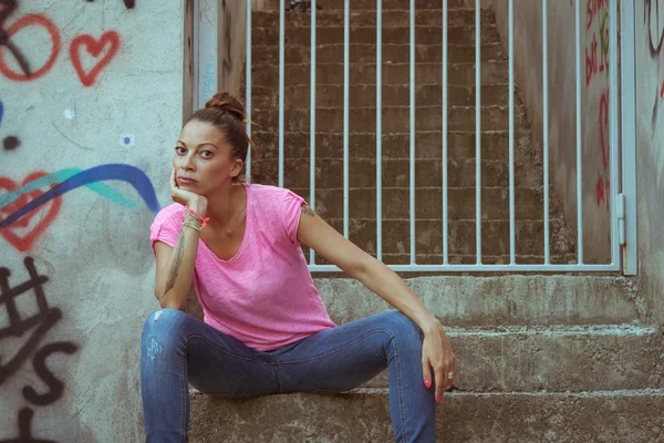 Retrato de una hermosa chica seria — Foto de Stock