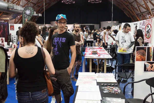 Au congrès de tatouage à Milan — Photo