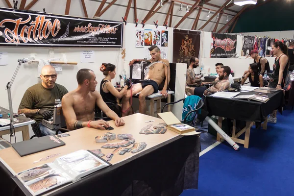 Na tattoo convention v Miláně — Stock fotografie